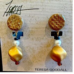 💼 Dangle pierced earrings by Theresa Goodall. NWOT. Costume jewelry.